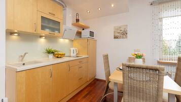 冰箱、微波炉、炉灶、厨具/餐具