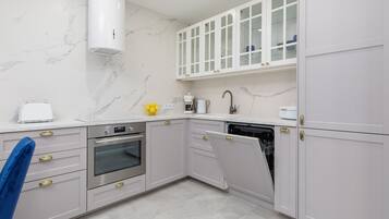 Frigorífico, horno, placa de cocina y lavavajillas