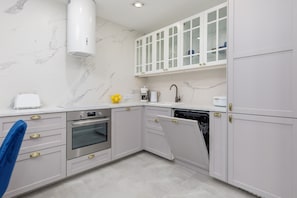 Refrigerador, horno, parrilla de estufa y lavavajillas 