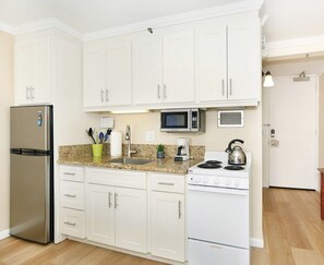 Fridge, oven, stovetop