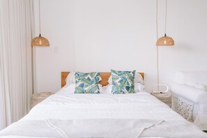 1 bedroom, desk, iron/ironing board, WiFi - Cute Studio in the heart of Waikiki w/ Parking! (Honolulu)