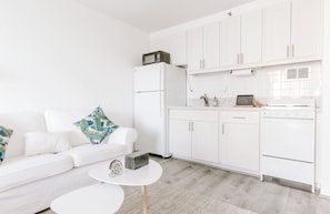 Interior - Cute Studio in the heart of Waikiki w/ Parking! (Honolulu)