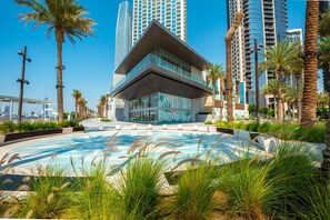 Room - Trendy Apt on the Creek w Superb Dubai Skyline Vw (Dubai)