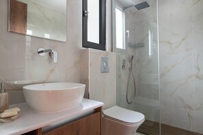 Regadera, secadora de cabello, toallas, papel de baño 