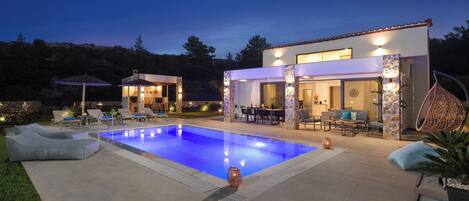 AuĂenpool, LiegestĂŒhle