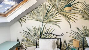 2 habitaciones, escritorio y tabla de planchar con plancha 