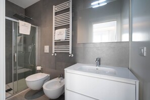 Doccia, asciugacapelli, bidet, asciugamani