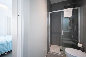 Dusche, Haartrockner, Bidet, Handtücher