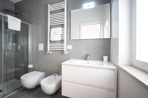 Douche, sĂšche-cheveux, bidet, serviettes fournies