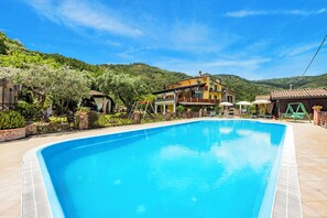 En säsongsöppen utomhuspool