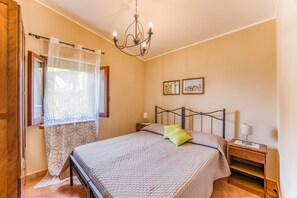 Chalet Familial, 2 chambres, 2 salles de bains (Local Stone Cottage With Shared Pool)
