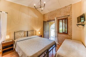 Nhà gỗ dành cho gia đình, 2 phòng ngủ, 2 phòng tắm (Local Stone Cottage With Shared Pool) | 2 phòng ngủ, khu vực làm việc phù hợp cho laptop