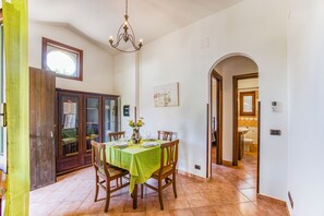 Familienchalet, 2 Schlafzimmer, 2 Bäder (Local Stone Cottage With Shared Pool) | Wohnbereich | 21-Zoll-Flachbildfernseher mit Satellitenempfang