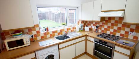 冷蔵庫、電子レンジ、オーブン、調理器具と食器