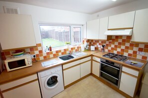Fridge, microwave, oven, cookware/dishes/utensils - Yewdale House Coventry (Warwickshire) (Coventry)