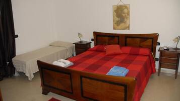 4 Schlafzimmer, Schreibtisch, schallisolierte Zimmer