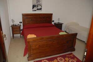 4 chambres, bureau, chambres insonorisées, fer et planche à repasser