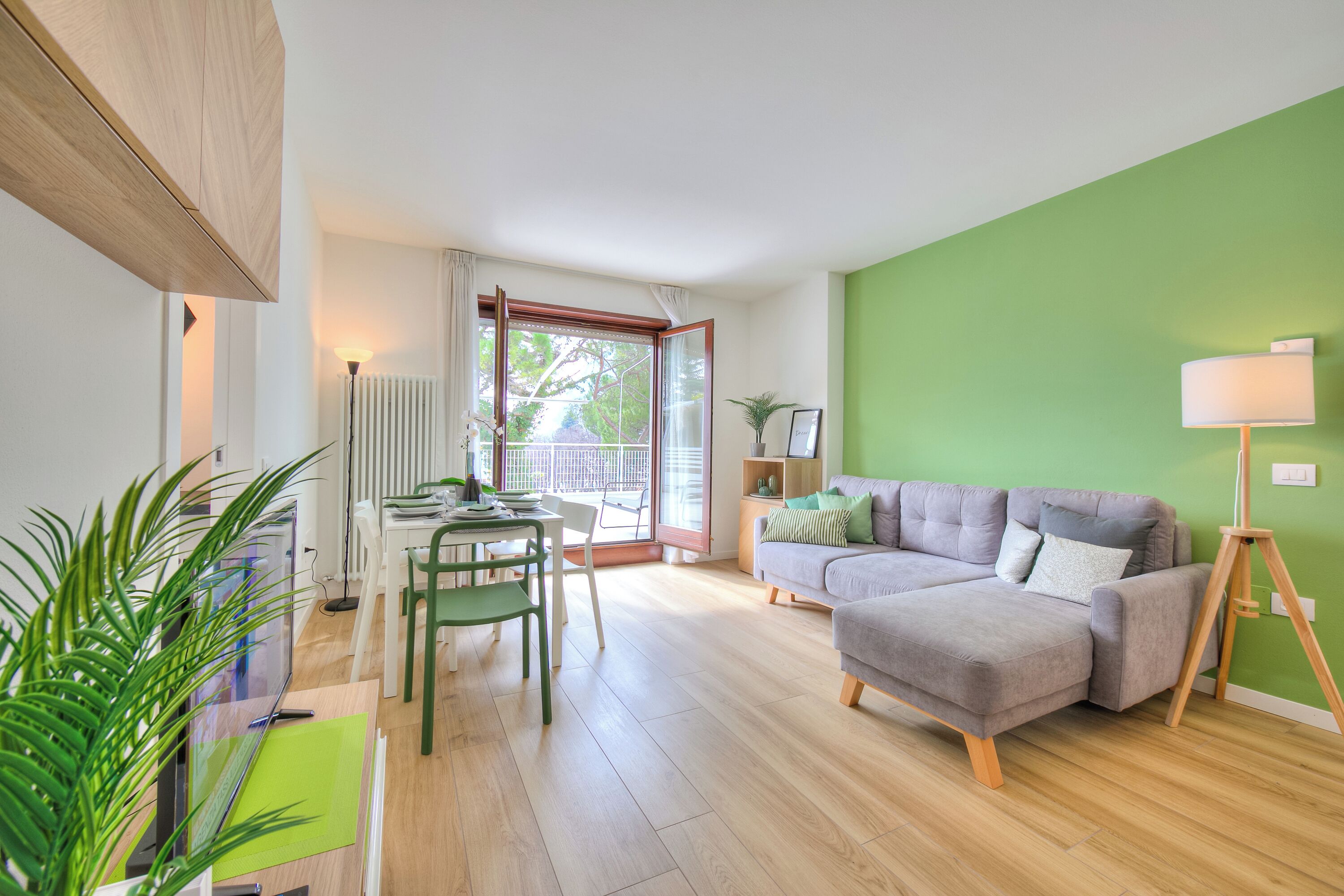 家庭公寓, 多间卧室 (Balcone Sui Tigli Few Min From The) | 起居区 | 21-英寸智能电视（配备有线频道）