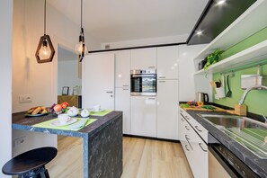 Departamento familiar, varias habitaciones (Balcone Sui Tigli Few Min From The) | Cocina privada | Refrigerador, horno, parrilla de estufa y lavavajillas 