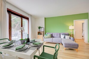 Familielejlighed - 2 soveværelser (Balcone Sui Tigli Few Min From The) | Stue | 21-tommers smart-tv med kabelkanaler