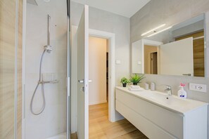 Bathroom - Balcone Sui Tigli Few Min From The Lake (Riva del Garda)