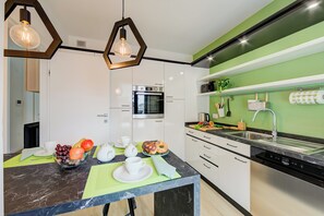 Family Apartment, Multiple Bedrooms (Balcone Sui Tigli Few Min From The) | Dapur peribadi | Peti sejuk, ketuhar, dapur, mesin basuh pinggan mangkuk 