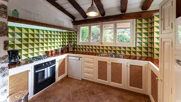 Een koelkast, een oven, een vaatwasser, een koffiezetapparaat/waterkoker