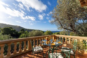 Outdoor dining - Casa Perdita, ideal for family and relaxed vacations (Deiá)