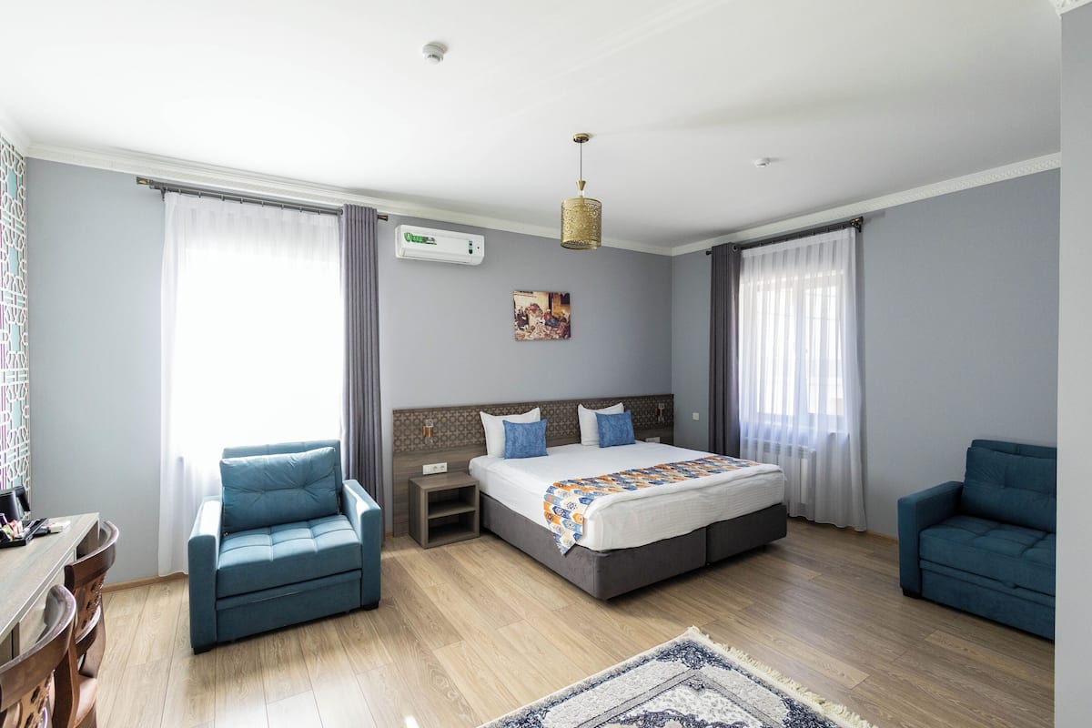 Kamar Double Comfort | Seprai katun Mesir, seprai premium, busa memori, dan minibar