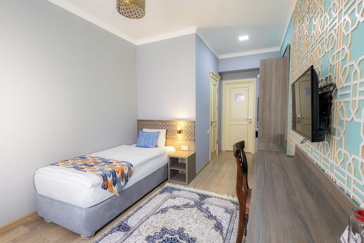 Kamar Single Standar | Seprai katun Mesir, seprai premium, busa memori, dan minibar
