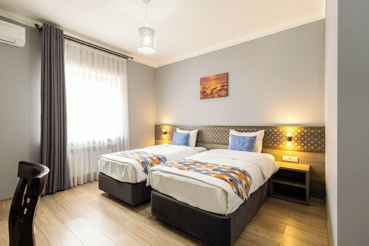 Kamar Twin Standar | Seprai katun Mesir, seprai premium, busa memori, dan minibar