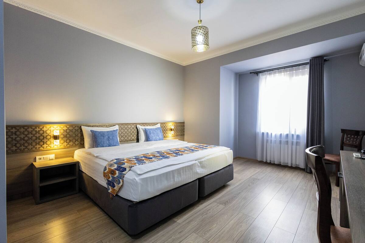 Kamar Double Standar | Seprai katun Mesir, seprai premium, busa memori, dan minibar