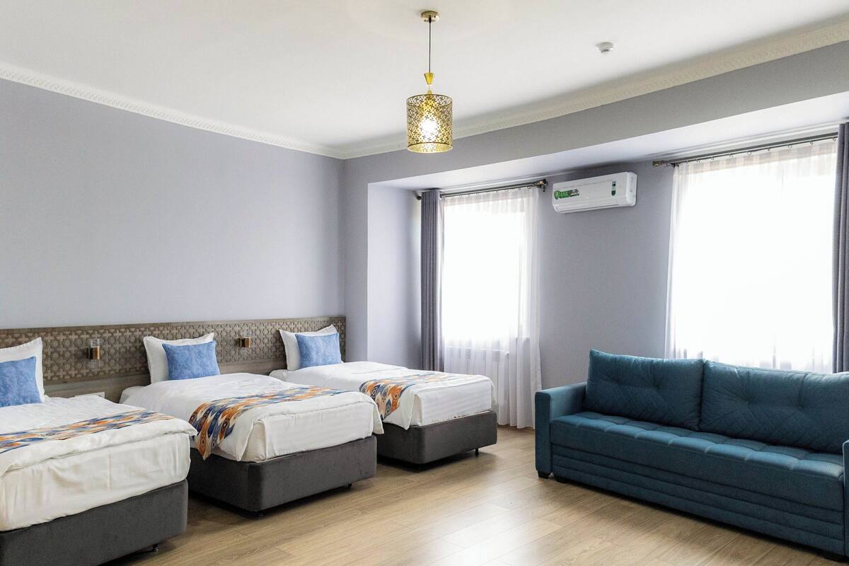 Kamar Triple Standar | Seprai katun Mesir, seprai premium, busa memori, dan minibar