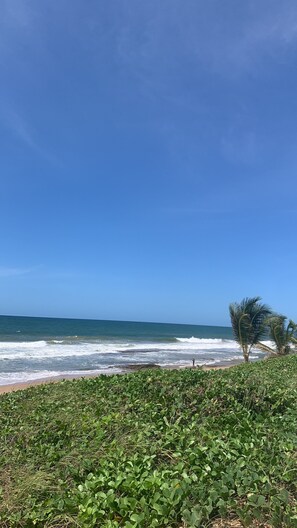 En la playa y playa de arena blanca