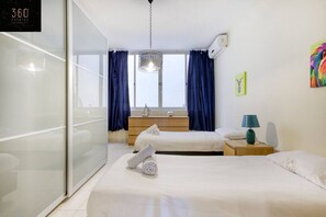 Schreibtisch, Bügeleisen/Bügelbrett, Reisekinderbett, WLAN