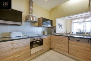 Réfrigérateur, four, lave-vaisselle, cafetière/bouilloire