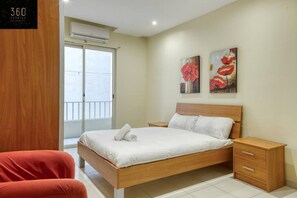 Työpöytä, silitysrauta/-lauta, vauvan matkasänky, Wi-Fi