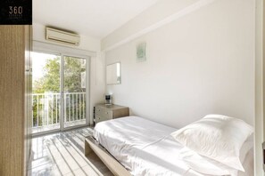 Bureau, fer et planche Ă repasser, lit parapluie, Wi-Fi gratuit
