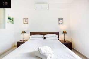 3 bedrooms, desk, iron/ironing board, travel cot