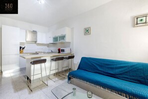 Fridge, microwave, oven, coffee/tea maker