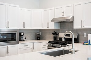 冷蔵庫、電子レンジ、オーブン、コンロ