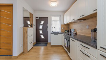 Ferienhütte (7A/1) | Eigene Küche | Kühlschrank, Herdplatte, Geschirrspüler, Wasserkocher