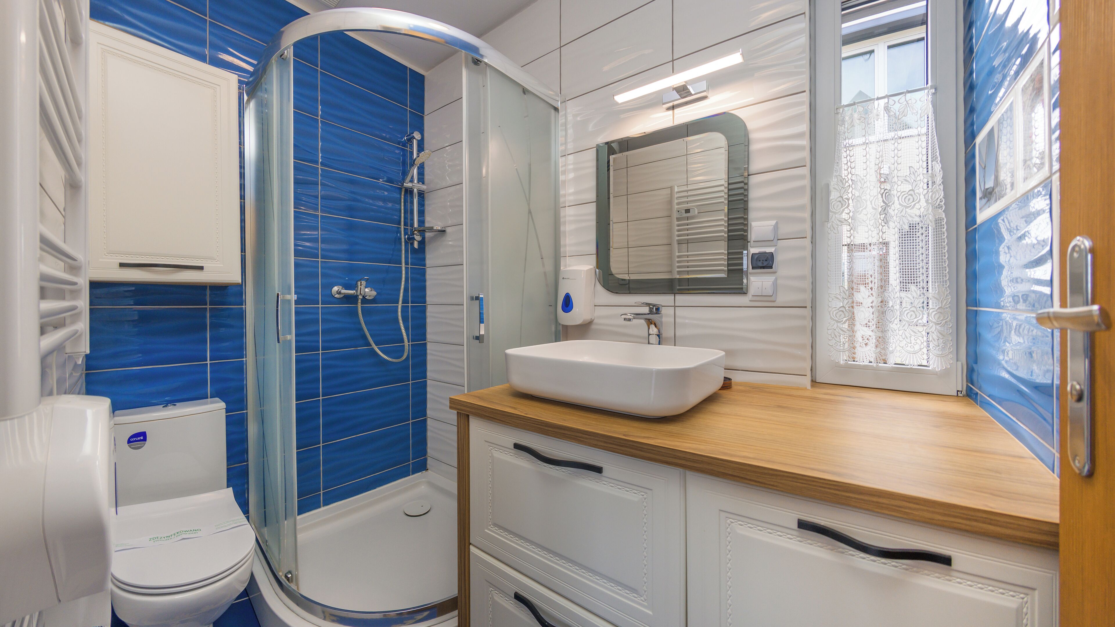 Une salle de bain équipée d’une douche, de toilettes, d’un lavabo et d’un meuble-lavabo.