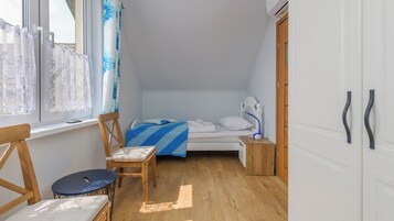 2 bedrooms, laptop workspace, iron/ironing board, free WiFi