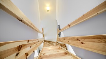 Ferienhütte (8H) | Wohnbereich | 30-Zoll-Flachbildfernseher mit Digitalempfang, Fernseher