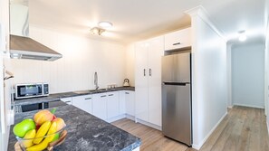 Fridge, microwave, oven, stovetop - Pet friendly Driftwood Cottage, 1-28 Farm Rd - W-Fi, Air Con and ground floor (Fingal Bay)