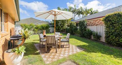 Pet friendly Driftwood Cottage, 1-28 Farm Rd - W-Fi, Air Con and ground floor