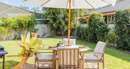 Pet friendly Driftwood Cottage, 1-28 Farm Rd - W-Fi, Air Con and ground floor