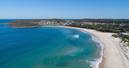 Pet friendly Driftwood Cottage, 1-28 Farm Rd - W-Fi, Air Con and ground floor