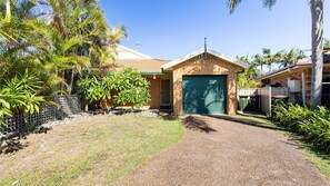 Exterior - Pet friendly Driftwood Cottage, 1-28 Farm Rd - W-Fi, Air Con and ground floor (Fingal Bay)